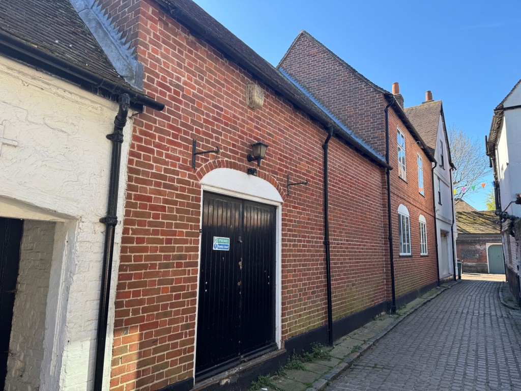 Lot: 58 - PERIOD CITY CENTRE FREEHOLD SHOP AND UPPER PARTS WITH POTENTIAL - All Saints Lane elevation